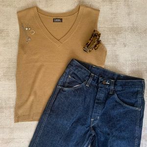super cute tan/camel coloured sweater vest 📚💼